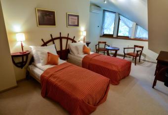 Port Hotel has rooms with a private hot tub