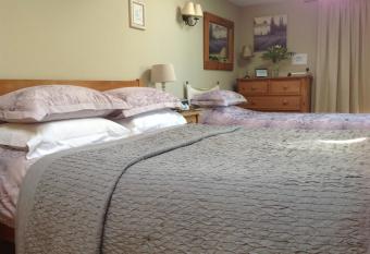 Motts Bed & Breakfast has Balcony rooms