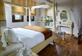 Stevalia Hotel & Spa has rooms with a private hot tub