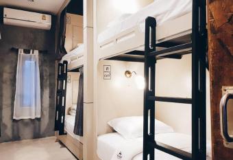 Rowhou8e Hostel Hua Hin 106 allows 18 year olds to book a room