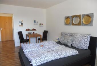 Schnuckelig und Fein allows 18 year olds to book a room