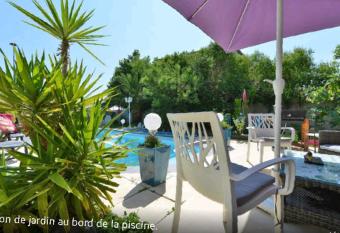 SUITE-Junior -VILLA H  L  NE - Montpellier Sud - a  roport- PISCINE Priv  e-2mn des plages has Balcony rooms