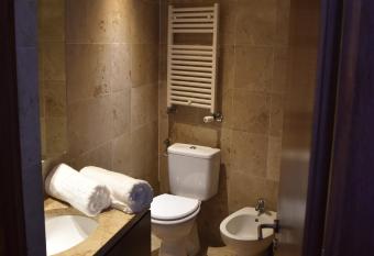 Architect-Designed Loft in a Historic Hilltop Neighborhood has rooms with a private hot tub