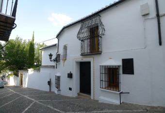Salvatierra Guest House has Balcony rooms