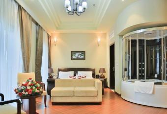 Magnolia Hotel & Conference Center has rooms with a private hot tub