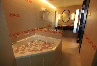 Hulhule Island Hotel has rooms with a private hot tub