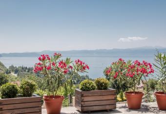 Villa Stefanoski has Balcony rooms