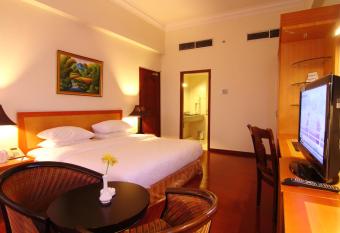 Golden View Hotel has rooms with a private hot tub