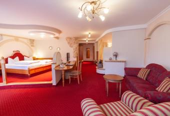 Kristall- & Vitalhotel Bergknappenhof allows 18 year olds to book a room