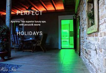 Hi  a Ida has rooms with a private hot tub