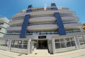 Ed M  naco, 150 metros da praia de Bombas allows 18 year olds to book a room