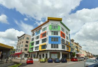 Townhouse OAK Hotel Holmes Johor Jaya allows 18 year olds to book a room