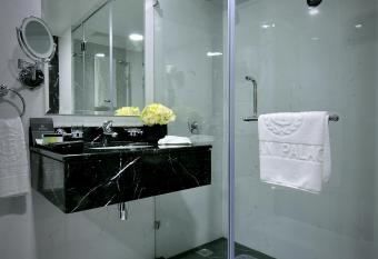 Frsan Palace Hotel has rooms with a private hot tub