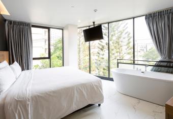 STAY Hotel BKK - SHA PLUS has rooms with a private hot tub