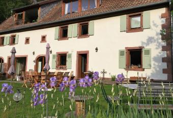 La Pierre d Eau allows 18 year olds to book a room