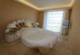 Chambre d h  te  has rooms with a private hot tub