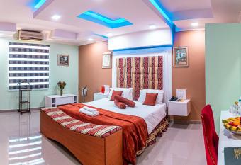 New Fairmount Hotel and Casino has rooms with a private hot tub