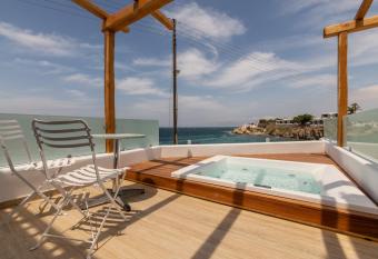 Poseidon Hotel Suites has rooms with a private hot tub