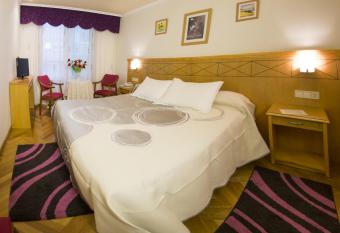 Hotel Cristal 2 has rooms with a private hot tub