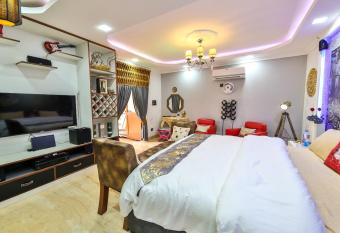 Emperor Resort & Spa 5Min walk From Vagator & Ozran Beach has Smoking/Balcony rooms