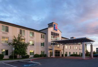 Motel 6 Anchorage - Midtown allows 18 year olds to book a room