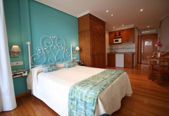 Apartamentos Alda Porta do Sol allows 18 year olds to book a room