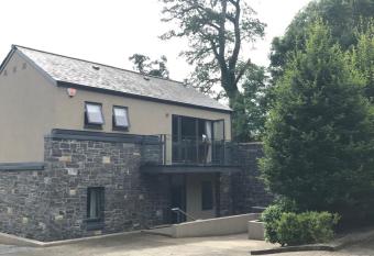 Holiday Home On Farnham Estate has Balcony rooms
