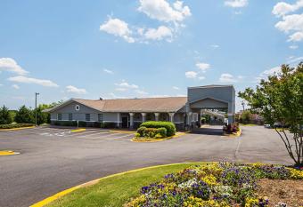 Quality Inn and Suites Greenville - Haywood Mall has Smoking rooms