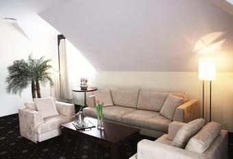 ParkHotel   yso   has rooms with a private hot tub