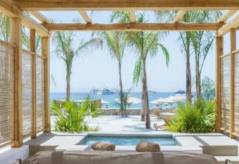 Branco Mykonos has rooms with a private hot tub