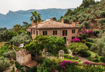 Ca s Xorc Luxury Retreat - ADULTS ONLY allows 18 year olds to book a room