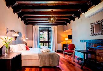 Palacio de Mariana Pineda has rooms with a private hot tub