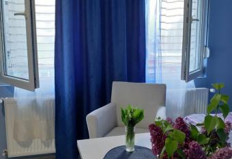 MIMOZA 1 allows 18 year olds to book a room