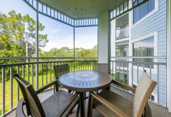 Marriott's Cypress Harbour Villas has rooms with a private hot tub