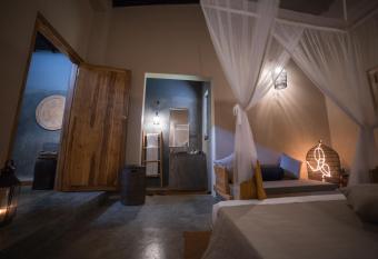 Wirdana Resort & Spa has rooms with a private hot tub