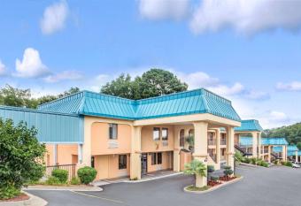 Super 8 by Wyndham Forest Park has rooms with a private hot tub