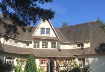 Demeure d H  tes Haec Otia allows 18 year olds to book a room