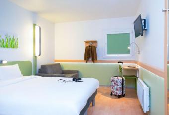 ibis budget Aix Les Bains - Gr  sy allows 18 year olds to book a room