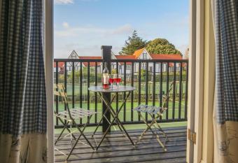 2 Bell Lodge, Thorpeness has Balcony rooms
