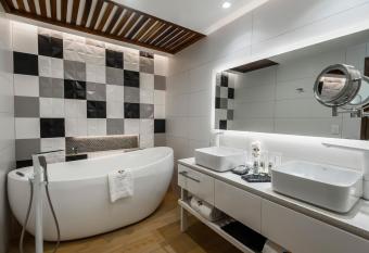 FCH Hotel Providencia has rooms with a private hot tub