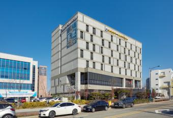 Rest Hotel allows 18 year olds to book a room