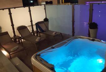 Sevach Apartments has rooms with a private hot tub