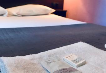 H  tel des Ambassadeurs allows 18 year olds to book a room