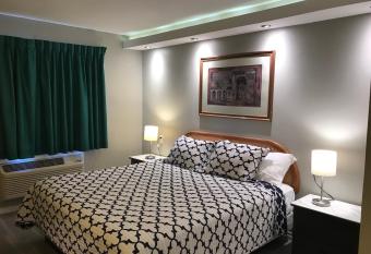 777 Motor Inn allows 18 year olds to book a room