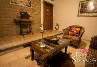 Hotel Boutique Rincon Sagrado has rooms with a private hot tub