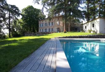 Le Jardin Des C  dres allows 18 year olds to book a room