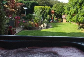 Acorn Cottage has rooms with a private hot tub