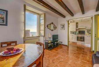 Ex dimora di Lawrence allows 18 year olds to book a room