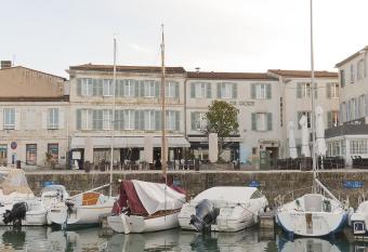 H  tel du Port has Balcony rooms