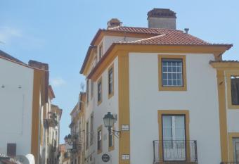 CASAS de CONST  NCIA allows 18 year olds to book a room